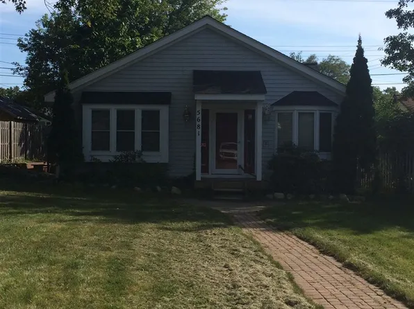 5681 S Aylesbury Dr, Waterford, MI 48327