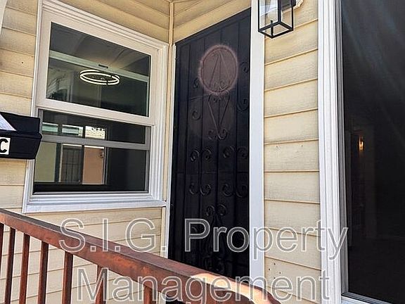 2nd image of 618 N Mariposa St Unit C