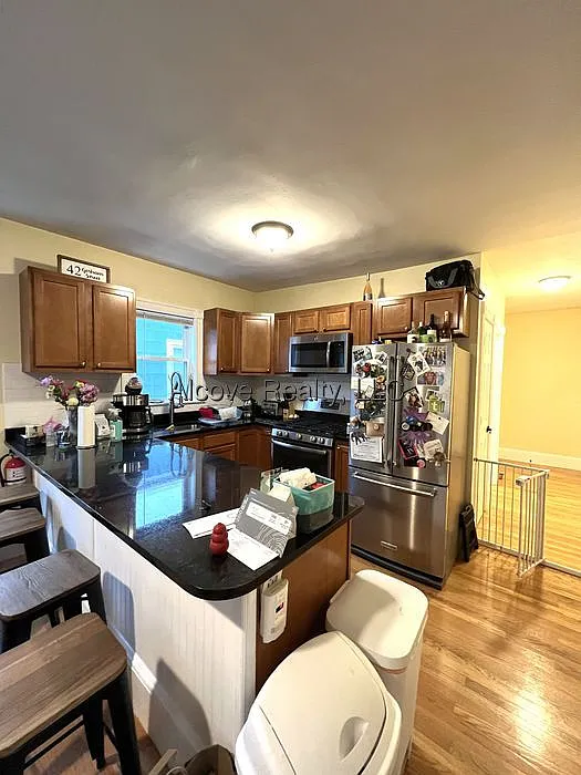 4 bed, 2.0 bath, $5,250 — Photo 2