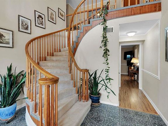 4th image of 237 Sabine Dr