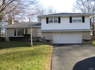 32 Yorktown Cir, Trumbull, CT 06611