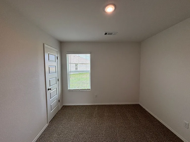 213 Preston Ln — Photo 3