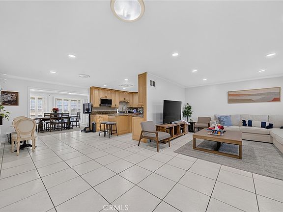 4th image of 579 Aurora Dr