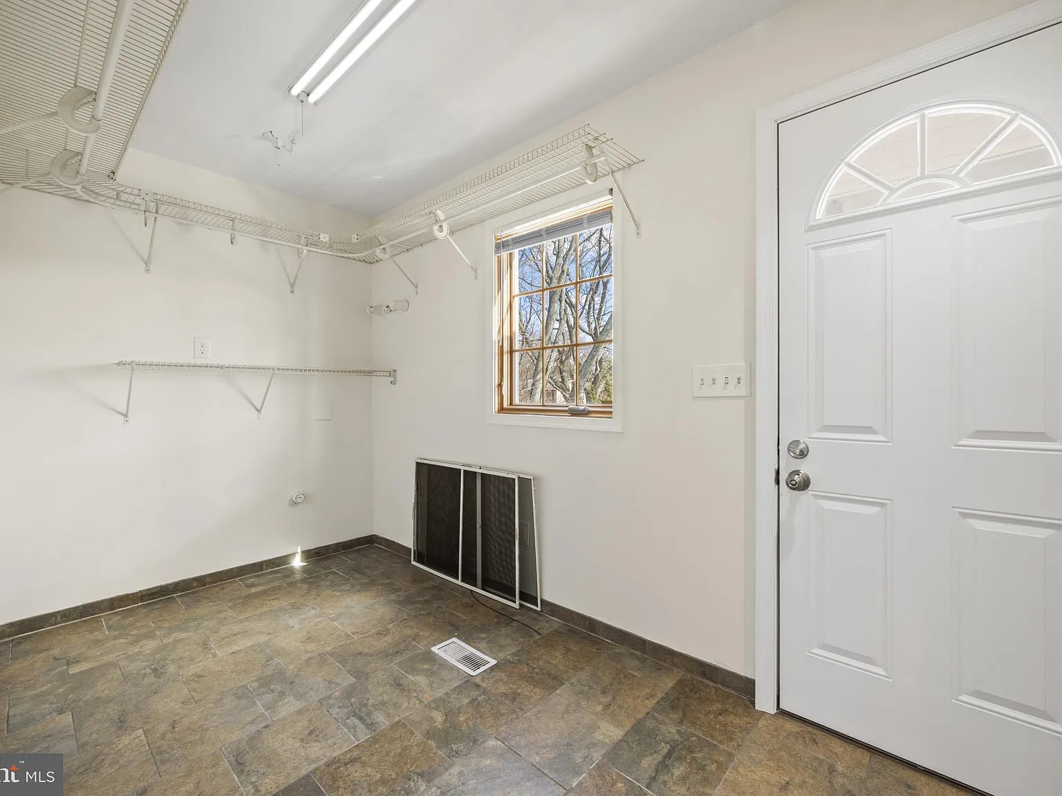 3 bed, 1.5 bath, 1976 sqft, $1,995 — Photo 2