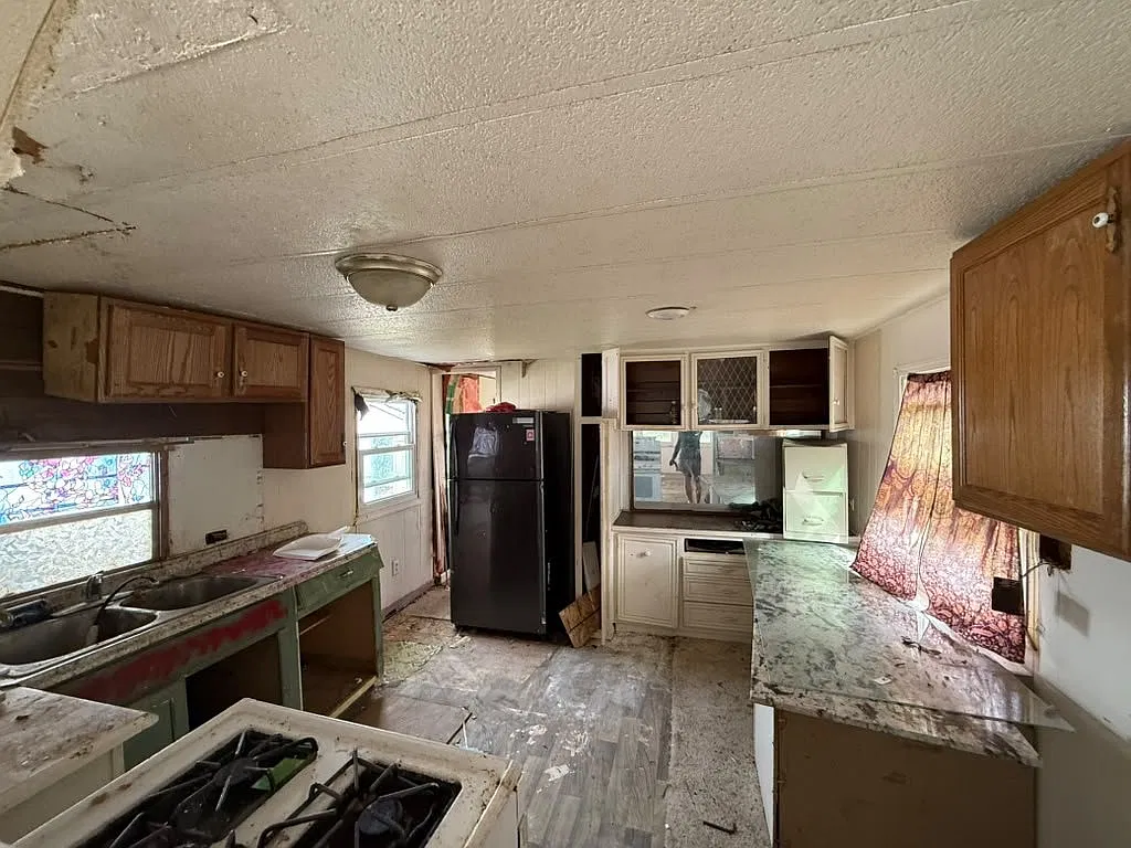 Handyman Special - Mobile Home for Sale - $500 or Best Offer — Photo 3