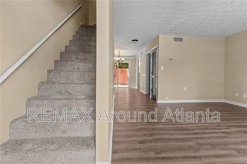 2 bed, 1.5 bath, 1080 sqft, $1,595 — Photo 3