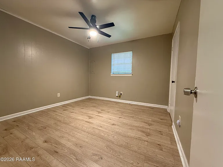 204 Winsor Dr — Photo 6