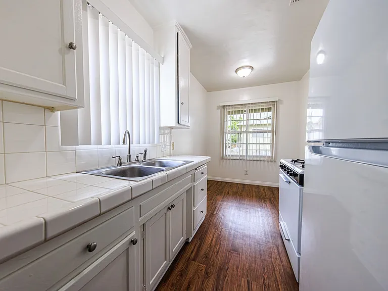 650 W Wilson Ave — Photo 29