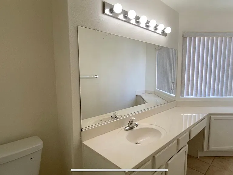 305 W Newby Ave #J — Photo 15