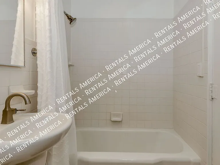 1119 E Silver St — Photo 17