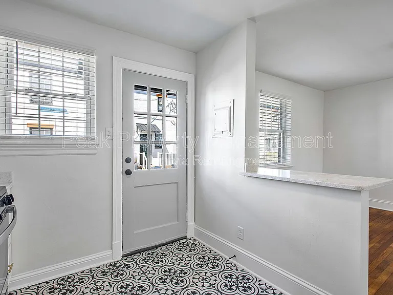 402 S Center St #4 — Photo 3