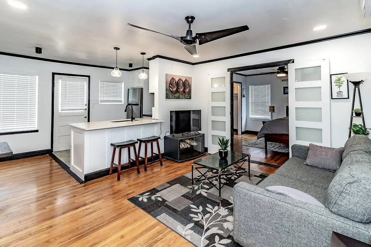 Building Photo - 3428 W 6th St #C