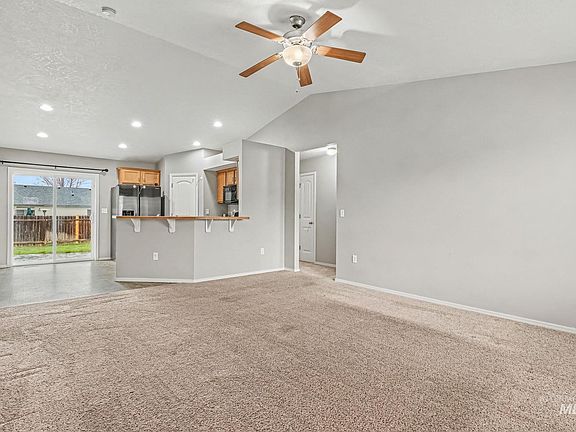 3rd image of 624 E Cinnabear Dr