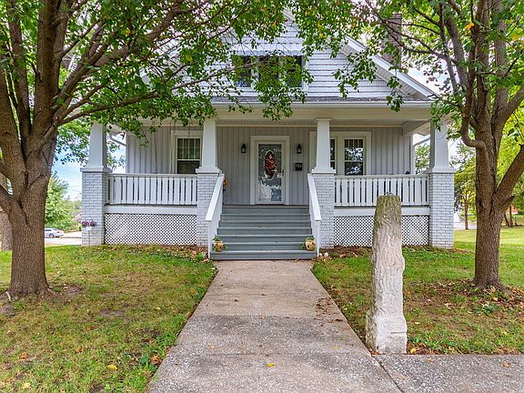 2nd image of 904 Woodlawn St