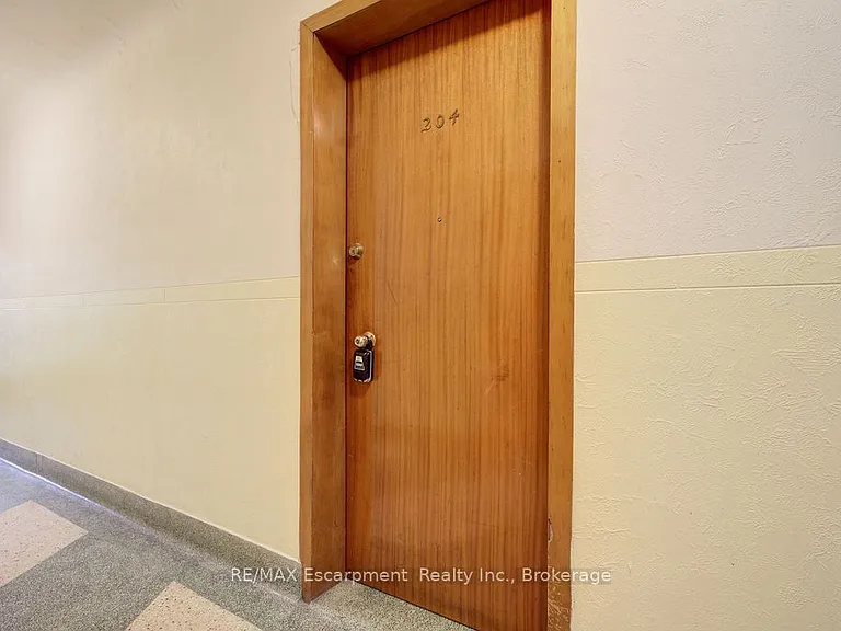 830 Robinson St #204 — Photo 3