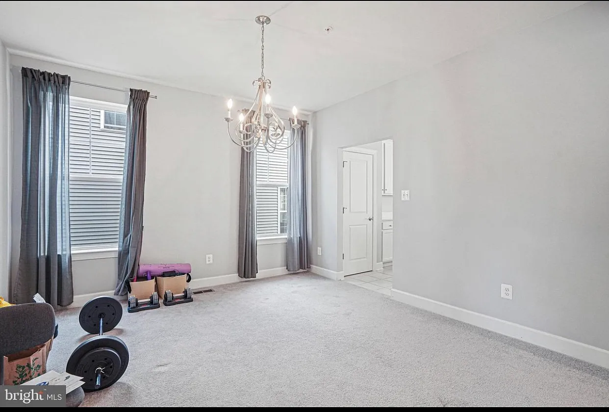 4 bed, 3.5 bath, 5200 sqft, $4,500 — Photo 3