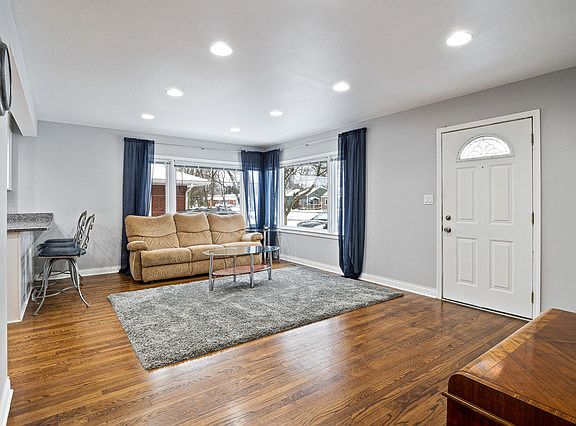 4th image of 109 S Lodge Ln