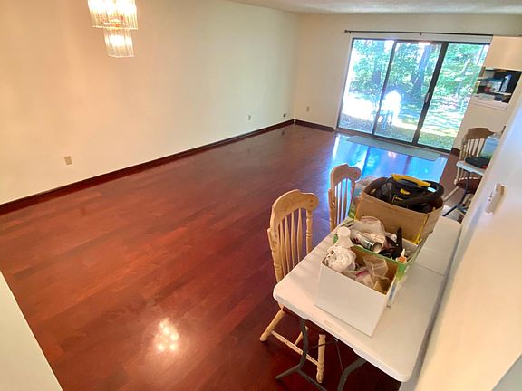 5th image of 19 Greenwich Dr #19