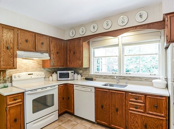 4th image of 212 S Drury Ln