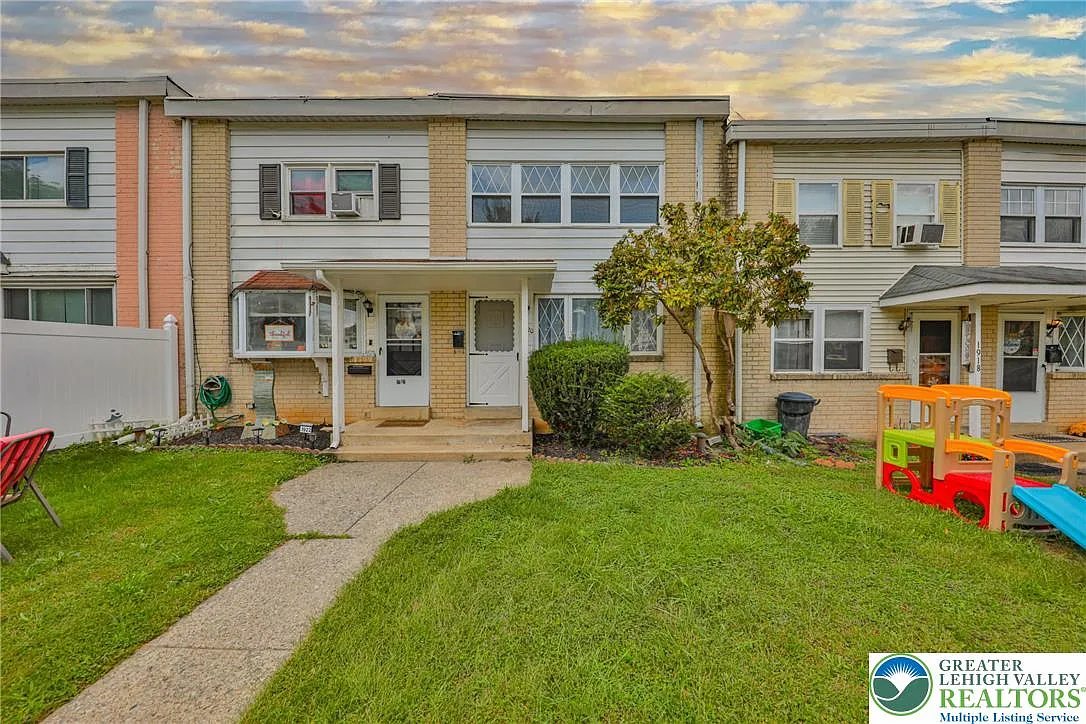 3 bed, 1.5 bath, 1402 sqft, $2,100 — Photo 1