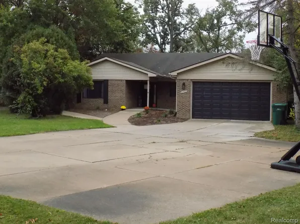 8565 Lake Rd, Grosse Ile, MI 48138