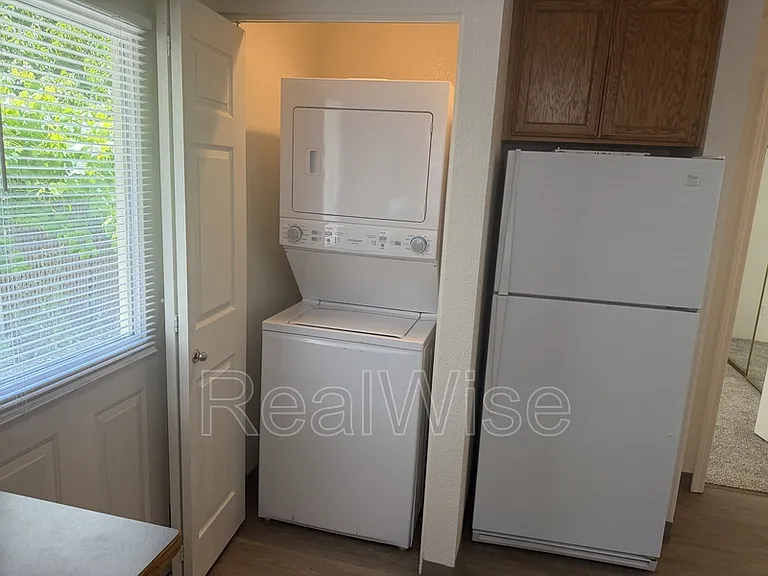 210 3rd St #B — Photo 29