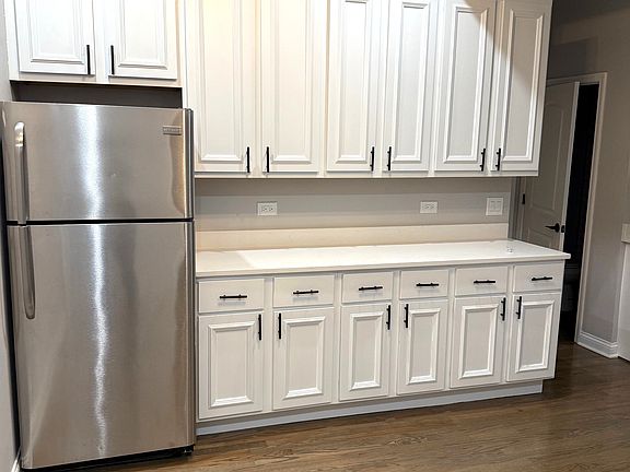 3rd image of 1040 W School St APT 1F