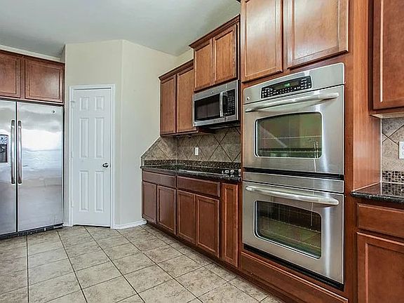 5th image of 2704 Black Orchid Dr