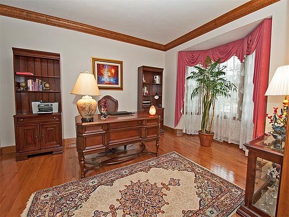 4th image of 207 Elmhurst Cir