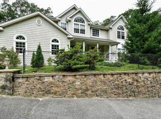 59 Ketewomoke Dr, Halesite, NY 11743