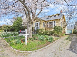 49 Edgewater Dr, Old Greenwich, CT 06870