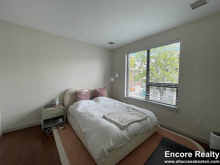 454 Harvard St #204 — Photo 9
