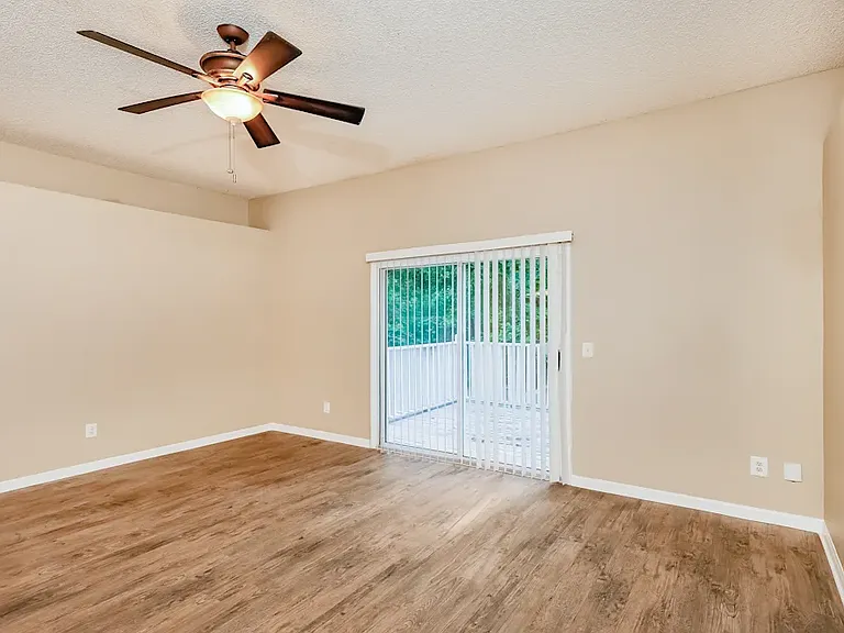 222 Dover Bluff Dr — Photo 1