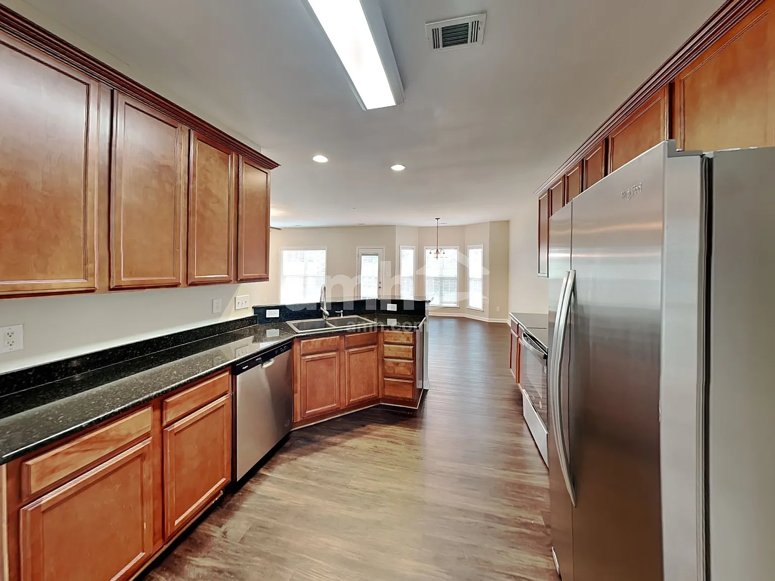 4 bed, 2.5 bath, 2516 sqft, $2,560 — Photo 3