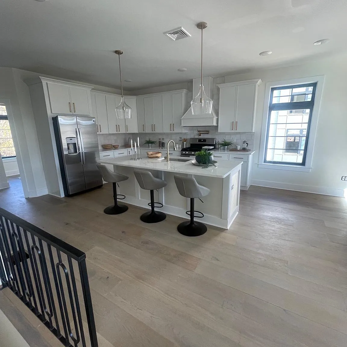 4 bed, 2300 sqft, $4,400 — Photo 3