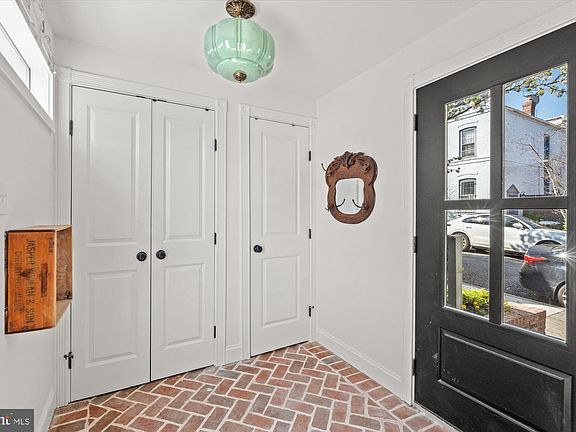 5th image of 629 Pickford Pl NE