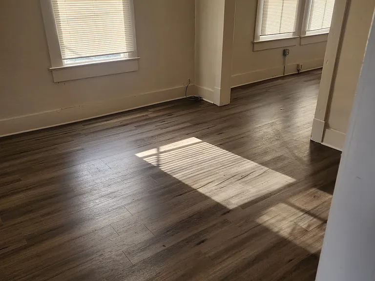 666 W Robinson St — Photo 5