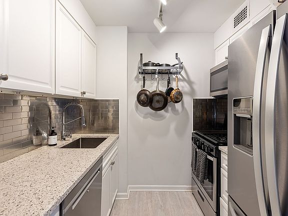 5th image of 201 W 70th St APT 3G