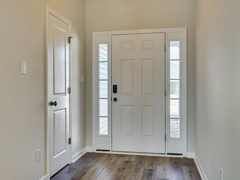 124 Radcliff Dr — Photo 4