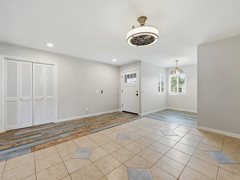 324 E Crystal Ave — Photo 9