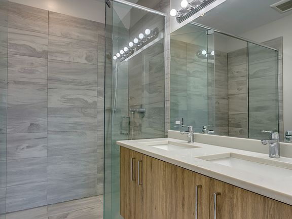 5th image of 1023 N Ashland Ave #305