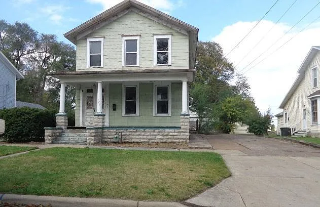 425 E Adams St photo 1