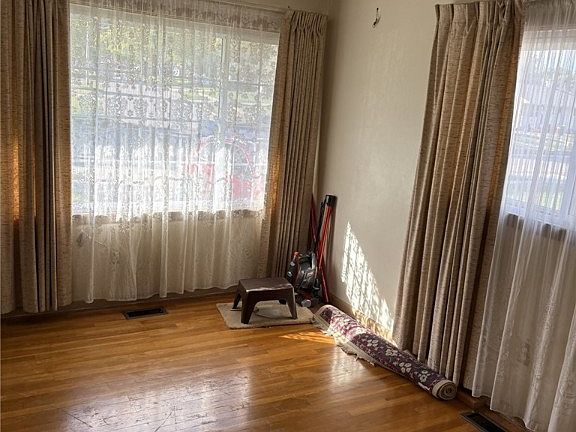 4th image of 3700 Valleywood Dr