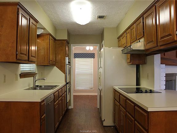 4th image of 1107 San Saba Cir