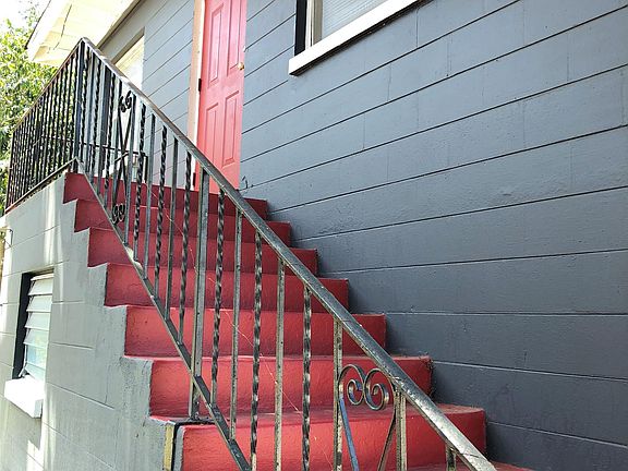 426 Hillcrest stairs to the front door.