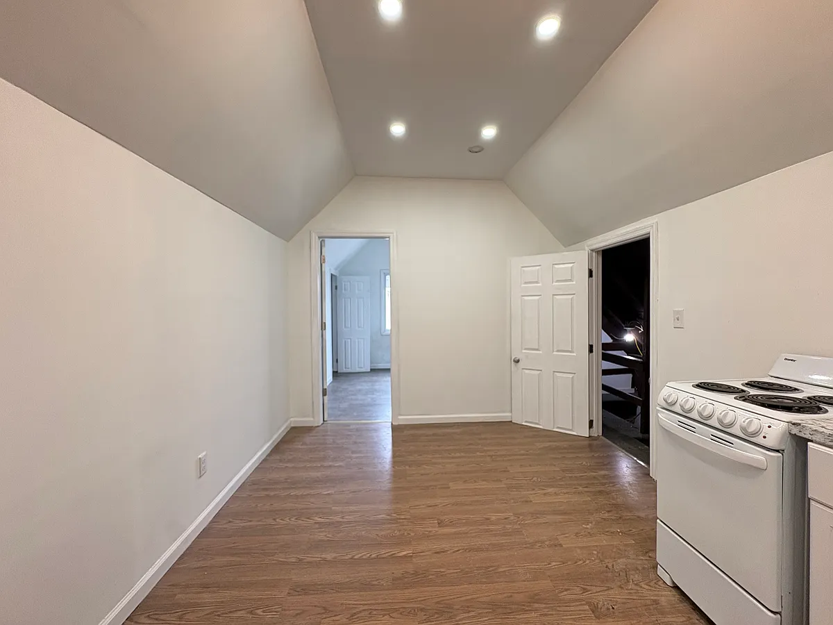 Building Photo - 954 E Grand St #1