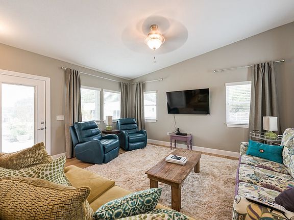 3rd image of 1004 Circle Dr