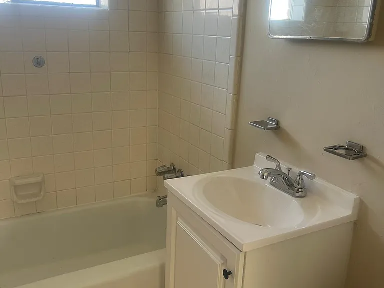 3231 Frankfort Ave — Photo 8