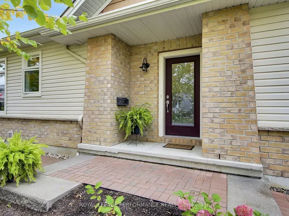 522 Silverbell Cres, Ottawa, ON K1T 0P1