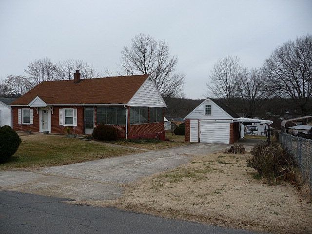 1st image of 205 Lee St